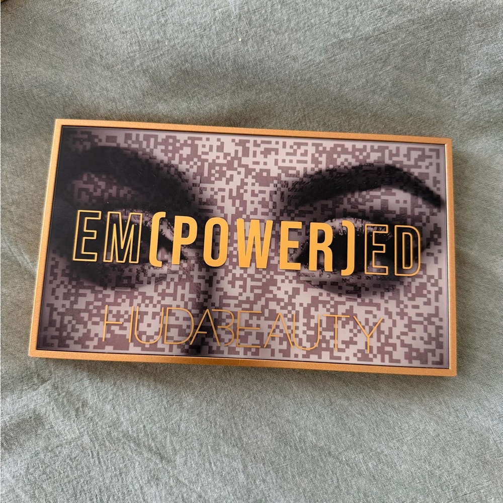 HUDA BEAUTY Empowered Eyeshadow Palette - Vibrant Gold - Picture 2 of 3